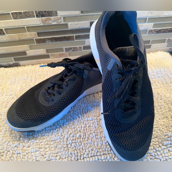 Black Nike Running shoes - Picture 2 of 5
